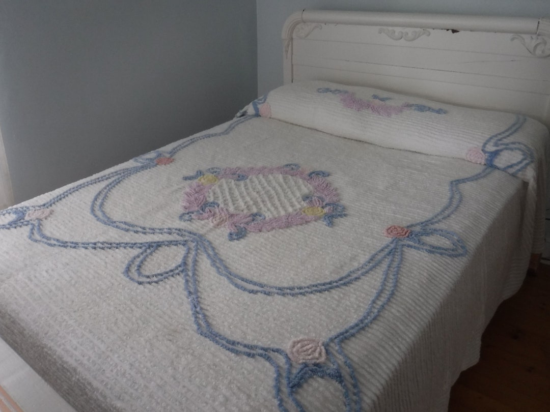 Vintage White Chenille Bedspread With Floral Patterns Full Size 96'' X