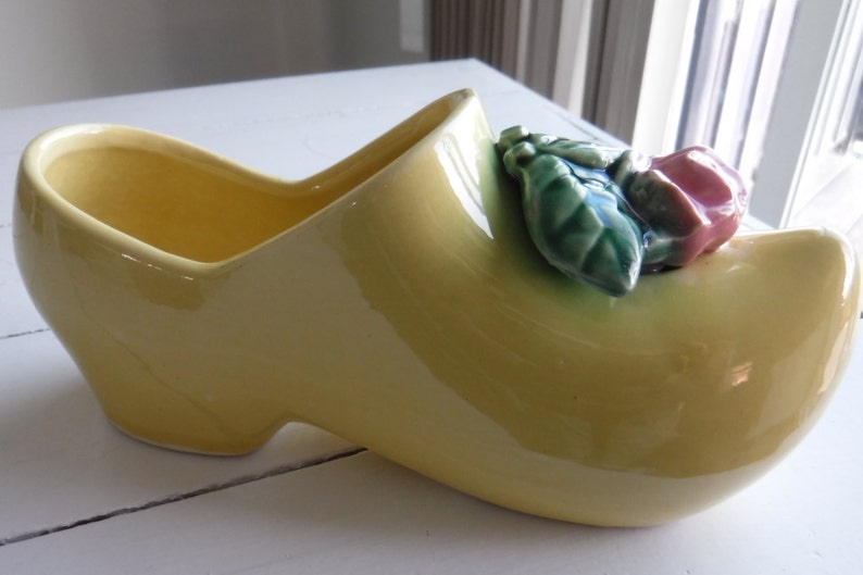 MCCOY YELLOW DUTCH cloy shoe with pink rose planter