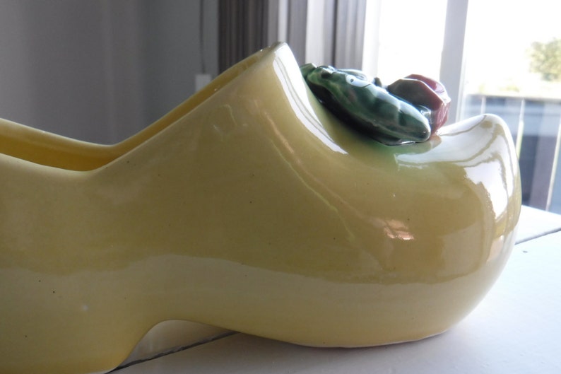 MCCOY YELLOW DUTCH cloy shoe with pink rose planter