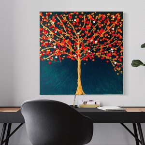 Könnte beinhalten: Abstrakte Malerei eines Baumes mit roten, orangefarbenen und goldenen Punkten auf einem dunkelblauen Hintergrund. Der Baum ist in Gold gemalt und hat einen dicken Stamm.