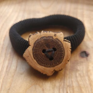 Großes Haargummi aus Holz, Holzknopf aus Korkeiche, vegan & ökologisch handgefertigtes *Unikat*