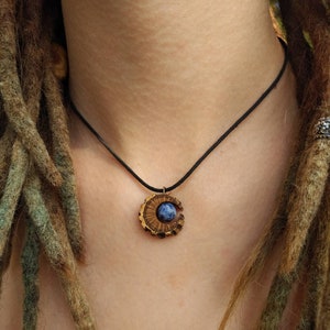 Natürliche Mondkette aus Holz mit blauem Sodalith Edelstein - handgefertigt vegan und nachhaltig