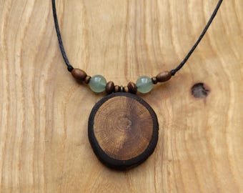Natural necklace made of rosewood with green aventurine gemstone - handmade, vegan and sustainable