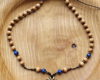 Sun-shaped wooden pearl necklace with lapis lazuli beads