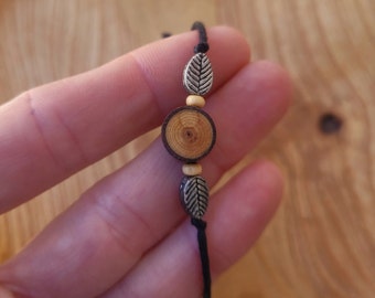 Feines, zartes Armband mit Holzscheibe und Blättern