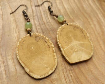 Natural, light, handcrafted hibiscus wood drop earrings with green flower jade, vegan & eco-friendly *unique*