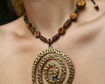 Large spiral necklace with wooden discs and moss agate, handmade and vegan