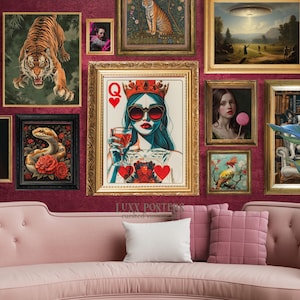 Puede incluir: Una colección de cuadros enmarcados, incluyendo un tigre, una serpiente con rosas y una mujer con una copa de vino. Los cuadros están expuestos en una pared burdeos sobre un sofá rosa. El texto "LUXX POSTERS" es visible.