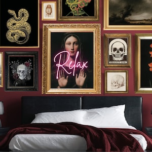 Maximalistisches Dekor, eklektisches Wandkunst-Set, veränderte Kunst 'Relax', dunkle, stimmungsvolle Galeriewand, digitale Neondruck-Wandkunst, schrulliges, funky Dekor