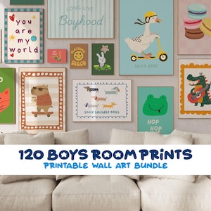 Puede incluir: Una colección de coloridas impresiones artísticas para pared, que incluyen ilustraciones de un ganso en un scooter, un carpincho en monopatín y varios animales. Las impresiones presentan frases como "Long Live Boyhood" y "Silly Sausage Dogs". También es visible el texto "120 BOYS ROOM PRINTS".