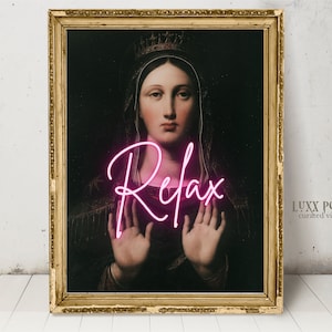 Può includere: Un dipinto vintage di una donna con una corona, con la parola "Relax" in lettere al neon rosa sovrapposte all'immagine.