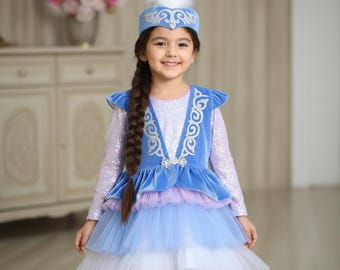 カザフスタンのプリンセスドレス：ブルーチュール、ベルベットベスト、ティアラコスチューム
