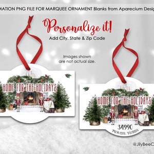 Op de afbeelding: Twee rechthoekige marquee ornament blanks met rode linten. De ornamenten hebben een feestelijk ontwerp met een open haard, kerstbomen en de tekst "HOME FOR THE HOLIDAYS". Eén ornament bevat de tekst "34990 PALM CITY, FLORIDA."