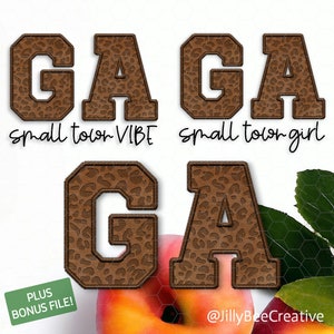 Könnte beinhalten: Vier braune Buchstaben, die "GAGA" mit einem Leopardenmuster buchstabieren. Die Buchstaben sind in einer College-Schriftart mit weißen Umrandungen gehalten. Der Text "small town VIBE" und "small town girl" befindet sich unter den Buchstaben.