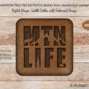 Puede incluir: Un diseño digital para un parche en blanco de sublimación con el texto "MTN LIFE" en un estilo de cuero marrón con un diseño en relieve. El diseño incluye montañas, árboles, un oso, un alce y estrellas.
