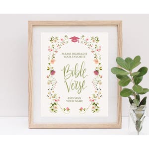 Puede incluir: Una impresión enmarcada con detalles florales y las palabras "Bible Verse" en una elegante escritura. La impresión incluye el texto "Por favor, resalte su favorito" y "y firme su nombre". Un gráfico de birrete está en la parte superior.