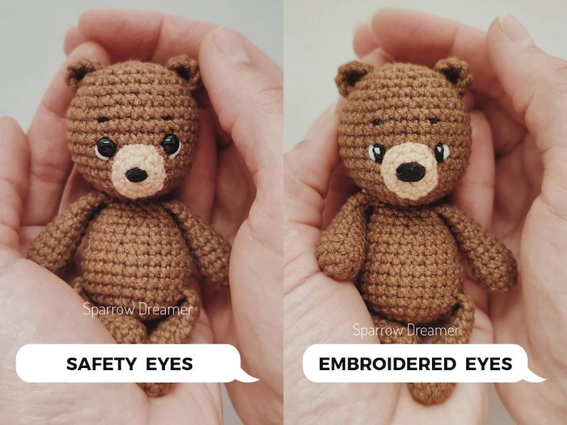 Op de afbeelding: Twee gehaakte teddyberen in bruin garen, vastgehouden in handen. E&eacute;n beer heeft veiligheidsoogjes, de andere heeft geborduurde ogen. Beide hebben een tan snuit en een zwarte neus. De teksten "SAFETY EYES" en "EMBROIDERED EYES" staan in tekstballonnen.