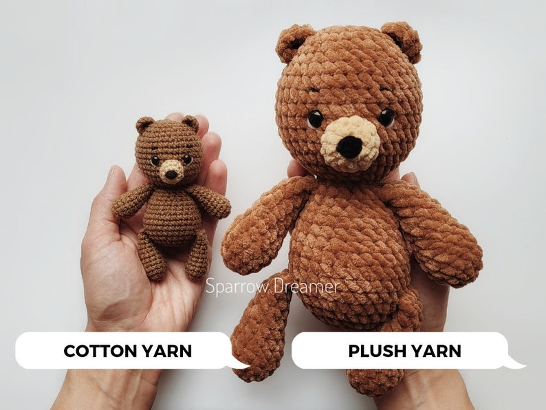 Op de afbeelding: Twee bruine gehaakte teddyberen, &eacute;&eacute;n klein en &eacute;&eacute;n groot, worden getoond. De kleinere beer is gemaakt met katoenen garen, de grotere met pluche garen. Beide hebben zwarte ogen en bruine snuiten. Tekst luidt "Cotton Yarn" en "Plush Yarn".