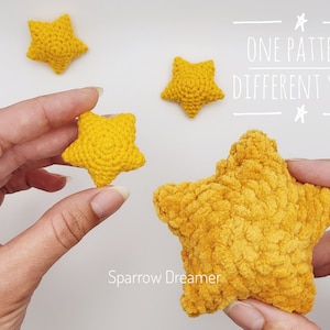 Puede incluir: Primer plano de varias estrellas amarillas tejidas a ganchillo. Las estrellas tienen diferentes texturas, algunas lisas y otras esponjosas. El texto "ONE PATTERN DIFFERENT YARN" es visible. El logotipo de Sparrow Dreamer tambi&eacute;n es visible.