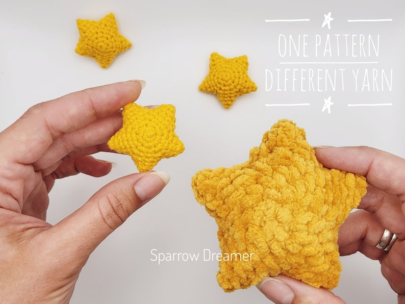 Puede incluir: Primer plano de varias estrellas amarillas tejidas a ganchillo. Las estrellas tienen diferentes texturas, algunas lisas y otras esponjosas. El texto "ONE PATTERN DIFFERENT YARN" es visible. El logotipo de Sparrow Dreamer tambi&eacute;n es visible.