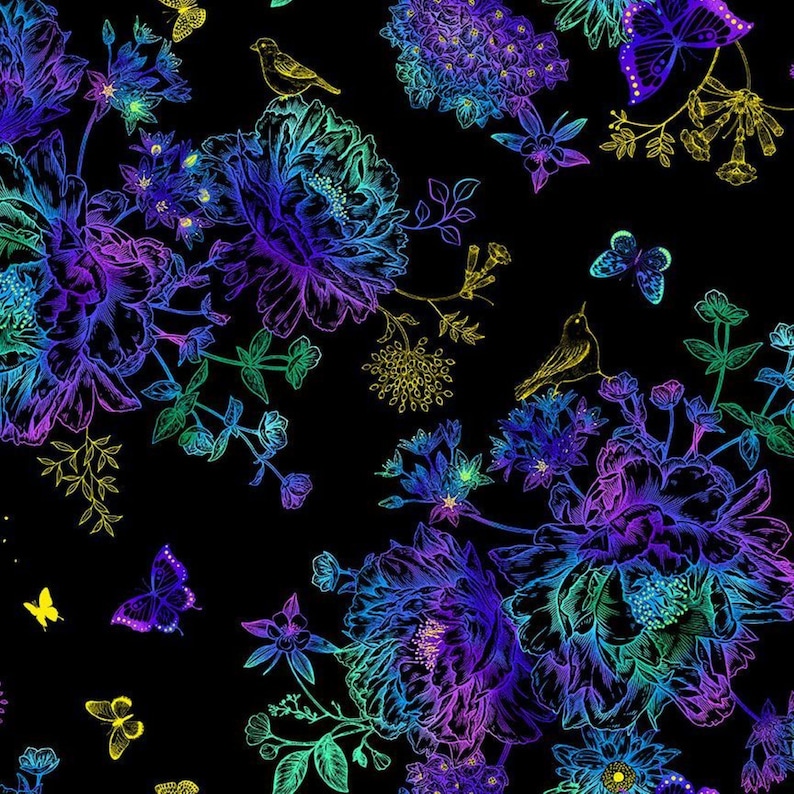 Puede incluir: Un fondo negro con un patr&oacute;n repetitivo de flores azules, moradas y verdes, mariposas y p&aacute;jaros. Las flores son estilizadas y tienen un aspecto delicado, casi como de acuarela.