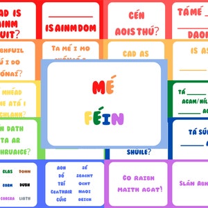 Könnte beinhalten: Ein Satz bunter Lernkarten mit irischen Sätzen und Fragen. Die Karten sind in einem Raster angeordnet und in verschiedenen Farben gehalten, darunter Rot, Orange, Gelb, Grün, Blau und Lila. Der Text auf den Karten ist in Schwarz und Weiß.