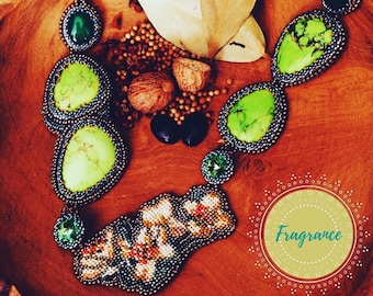Duft, Perlenstickerei Schmuck, Avantgarde, Statement Kette, Embroidery Kette, Swarovski, Blume, Grün, Limette, Edelsteine, Unikat