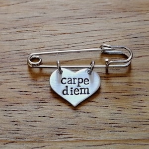 Carpe Diem (cogli l'attimo) ~ Spilla a forma di cuore per kilt ~ Motivazionale, ispiratrice, incoraggiante ~ Gioiello con timbro a mano, accessorio regalo