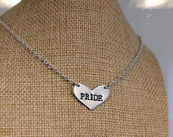 ORGULLO ~ Collar con colgante en forma de corazón ~ Queer, Orgullo Gay, Lesbiana, LGBTQ, LGBTQ+, Trans ~ Joyería grabada a mano Regalo de joyería