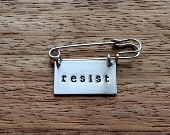 Resist ~ kilt pin veiligheidsspeld broche badge ~ politiek, gelijkheid, feministisch, volharden ~ handgestempeld sieraden sieraden accessoire cadeau