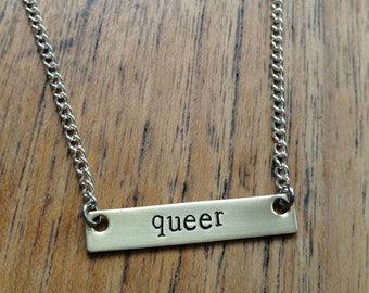 Queer ~ Rechteck Messing Gold Bar Anhänger Halskette ~ Pride, Gay, Lesben, LGBT, LGBTQ, LGBTQ+, Trans ~ Schmuck Geschenk