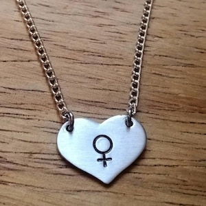 Simbolo di Venere femminile ~ Collana con ciondolo a forma di cuore ~ Femminismo, femminista, donna, dea ~ Gioielli in argento fatti a mano con timbro a mano, regalo