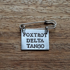 Foxtrot Delta Tango ~ Broche de seguridad con alfiler para falda escocesa estampado a mano ~ FDT, F*ck Donald Trump, político, anti Trump ~ Accesorio de joyería de regalo