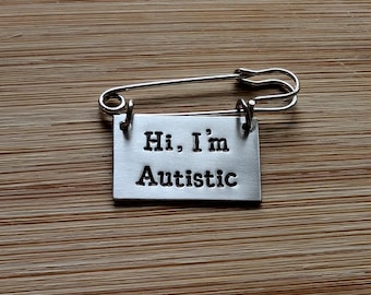 Hallo, ich bin Autist ~ Kilt-Anstecknadel/Brosche ~ Bewusstsein für psychische Gesundheit, Autismus und Neurodiversität ~ Handgestempelter Schmuck als Geschenk