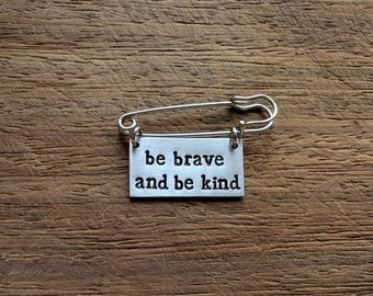 Sé valiente y amable ~ Broche de seguridad con estampado a mano en forma de Kilt ~ Inspirador, motivador, coraje ~ Accesorio de joyería para regalo