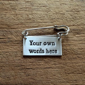Badge personnalisé/porte-clés en métal sur mesure avec message personnalisé estampé à la main ~ vos mots ici | Créez le vôtre ~ Accessoire