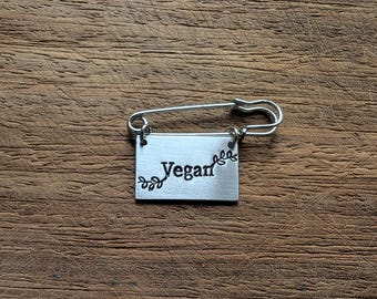 Vegan ~ Handgestempelte Kiltnadel Sicherheitsnadel Brosche Abzeichen ~ Tierbefreiung, Rechte, Aktivist, Pflanzenfresser ~ Schmuck Schmuck Accessoire Geschenk