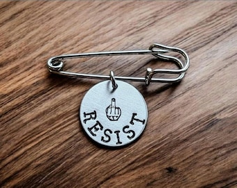 Resiste el dedo medio ~ Broche con pin ~ Político, Igualdad, Feminista, Persiste ~ Joyería estampada a mano Accesorio de joyería Regalo