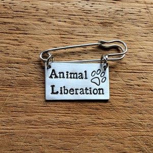 Liberación Animal ~ Broche de Seguridad con Estampado a Mano para Kilt ~ Vegano, Derechos de los Animales, Activismo, Activista ~ Joyería, Accesorio de Regalo