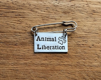 Animal Liberation ~ Handgestempelte Kiltnadel Sicherheitsnadel Brosche ~ Vegan, Tierrechte, Aktivismus, Schmuck ~ Schmuck Accessoire Geschenk