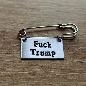 F*ck Trump ~ Broszka z ręcznie tłoczonym symbolem kiltu i agrafką ~ Polityka, antytrump, głosowanie, wybory, Biden ~ Prezent jako dodatek do biżuterii