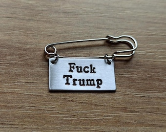 F*ck Trump ~ handgestempelde kiltspeld veiligheidsspeld broche badge ~ politiek, anti-troef, stem, verkiezing, Biden ~ Sieraden accessoire cadeau