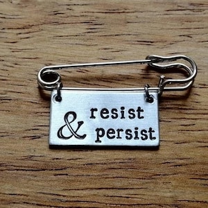 Resist and Persist ~ kilt pin broche badge ~ politiek, feministisch, ze hield vol, ik sta op ~ zilveren handgestempeld sieraden sieraden accessoire cadeau afbeelding 1
