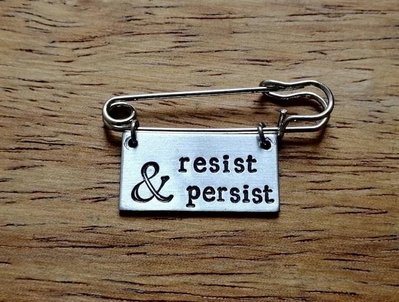 Resist and Persist ~ kilt pin broche badge ~ politiek, feministisch, ze hield vol, ik sta op ~ zilveren handgestempeld sieraden sieraden accessoire cadeau afbeelding 1