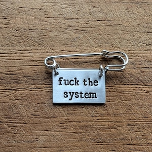 Scheiß auf das System ~ Handgestempelte Kilt-Anstecknadel/Brosche ~ Politisch, Anarchistisch, Aktivistisch, Feministisch, „Eat the Rich“ ~ Schmuck-Accessoire-Geschenk
