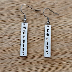 Widerstehen Sie & bestehen Sie rechteckige baumelnde Tropfen-Ohrringe | Politisch, feministisch, sie bestand darauf, ich stehe auf, Anti Trump | Hand gestempelt Schmuck Geschenk