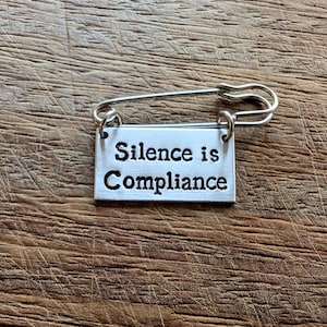 El silencio es conformidad ~ Broche de seguridad con alfiler para falda escocesa ~ Política, igualdad, activista, resistencia, protesta ~ Joyería estampada a mano. Regalo de joyería.