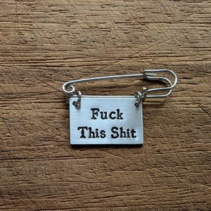 F*ck This Shit ~ キルトピン安全ピンブローチバッジ ~ 罵倒、悪態、汚い言葉、悪態、面白い ~ 手押しジュエリーアクセサリーギフト