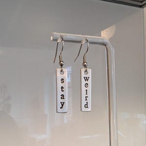 Stay Weird Dangly Drop Earrings ~ Udda, djärva, statement, alternativa, konstiga örhängen ~ Handstämplade smyckesgåva