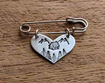 Cabin in the woods ~ Hand Stamped Kilt Pin Badge ~ Mountain Lover Gift ~ Cottagecore Pin ~ Nature Lover Gift ~ Heart Shaped Brooch